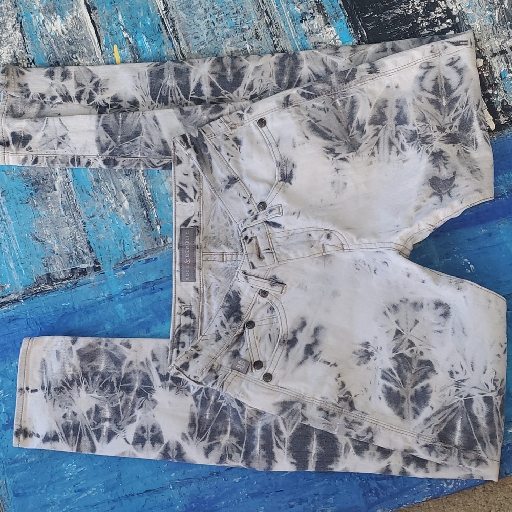 Rock  and Republic womens distressed jeans